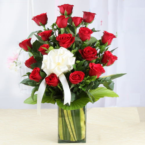 Lovely Arrangement of Red Rose in a Vase